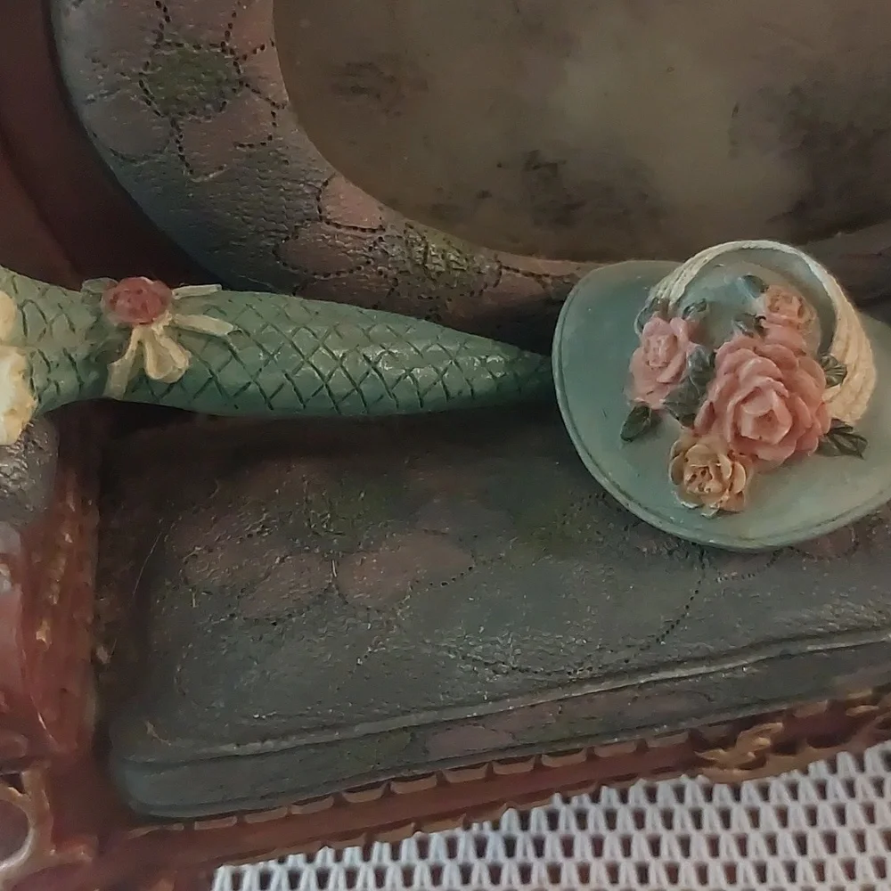 Victorian Style Loveseat Sofa Unique Picture Frame Holder